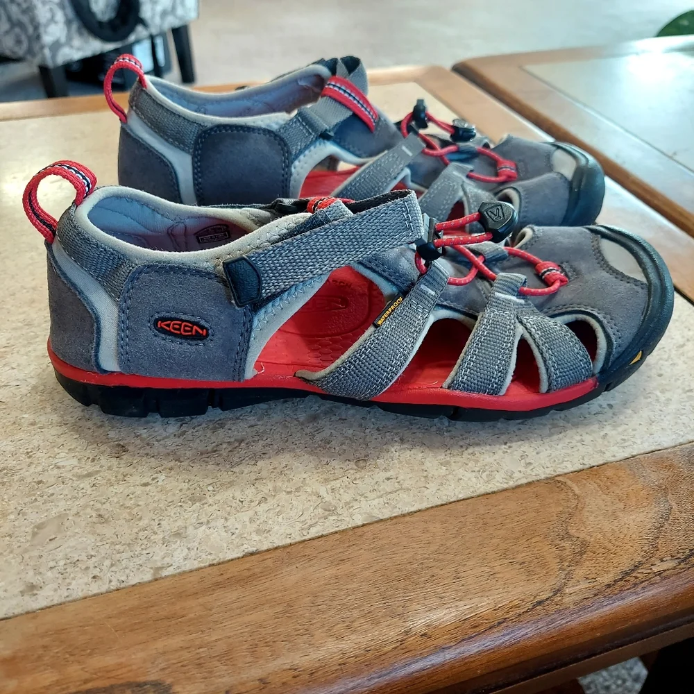 Keen Men's Size 6 Gray and Red Outdoor Sport Sandals